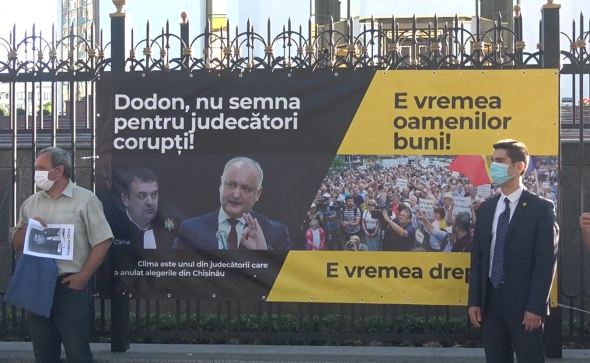 PAS protestează în fața Președinției: Dodon, nu semna pentru judecători corupți